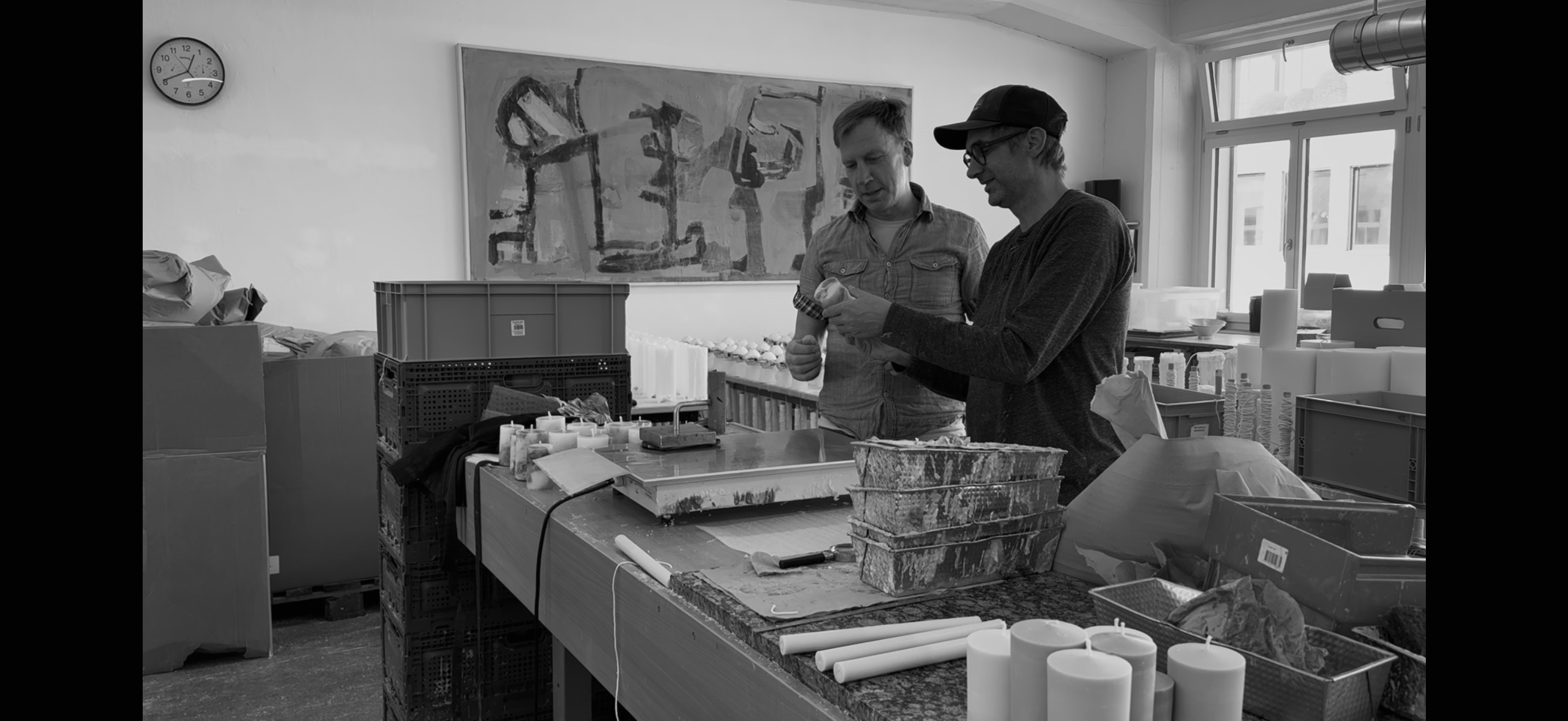 matthias bespricht mit Henrik die Kerze 