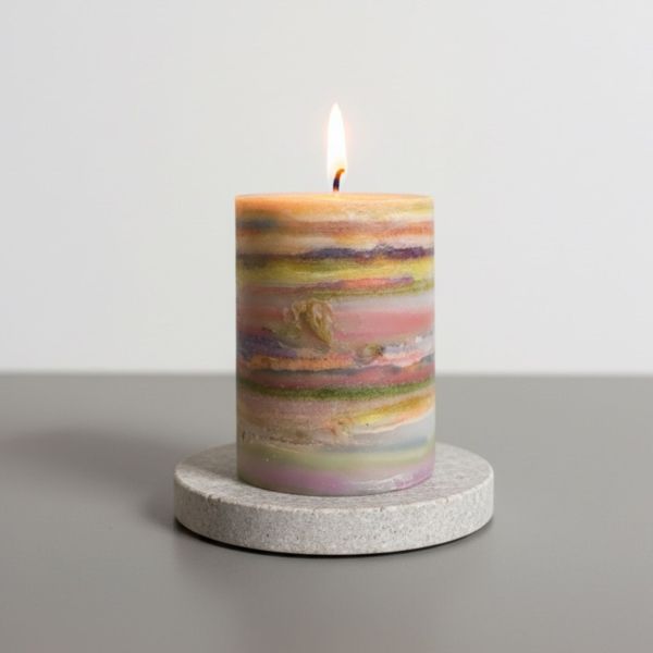 Recyclingwachs Design Kerze brennend auf einem Teller