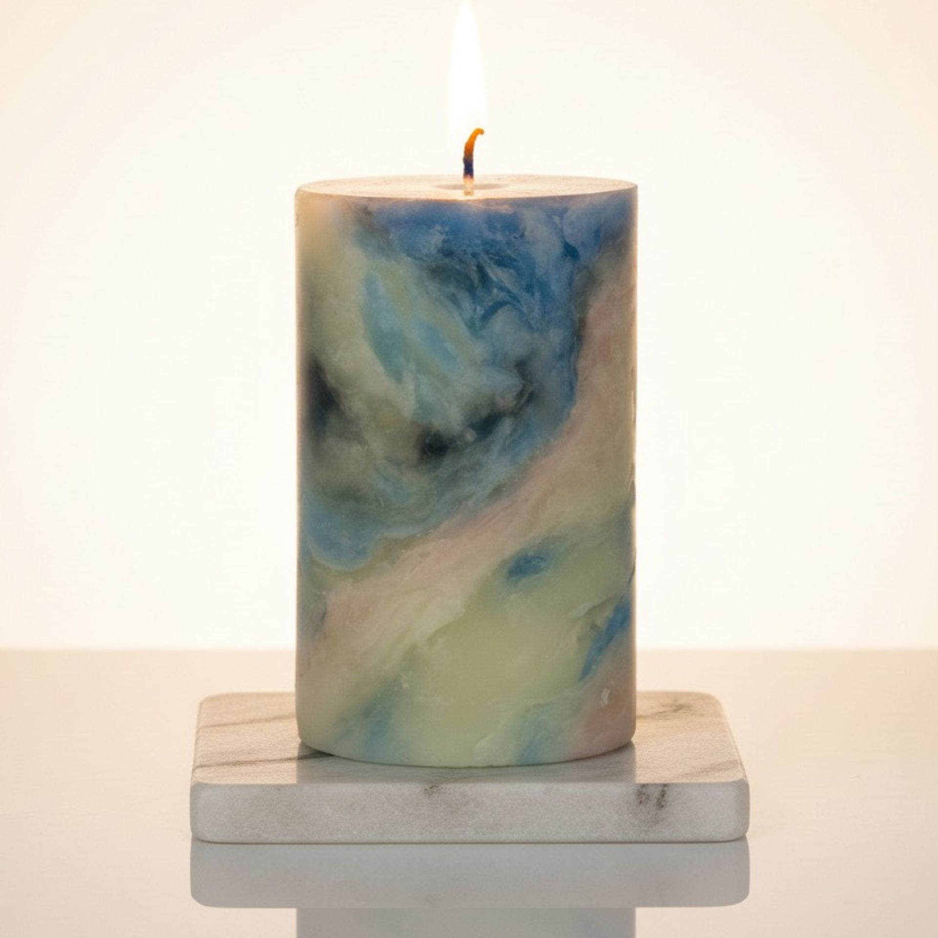 MARMOR KERZE «ZÜRICHS BLAUE STUNDE» | BIENENWACHS ZYLINDER, HANDGEKNETET S